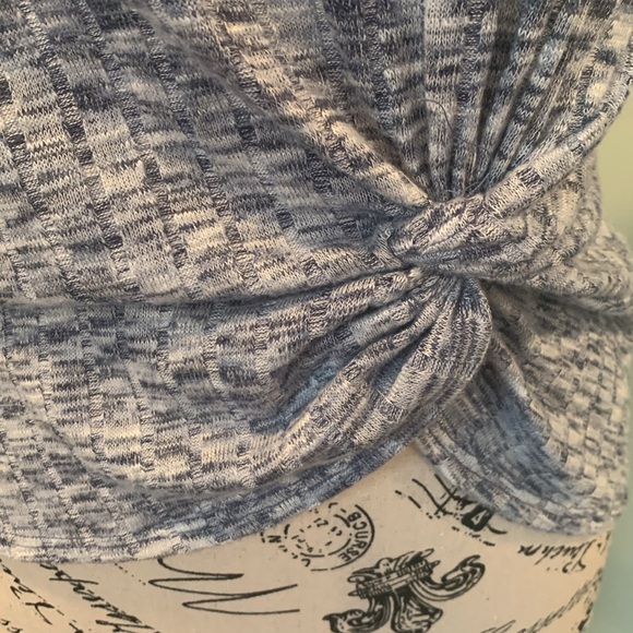 W5 Knit Short Sleeve Twist Front T-Shirt Blue and White Marled Women’s Small - Picture 2 of 4